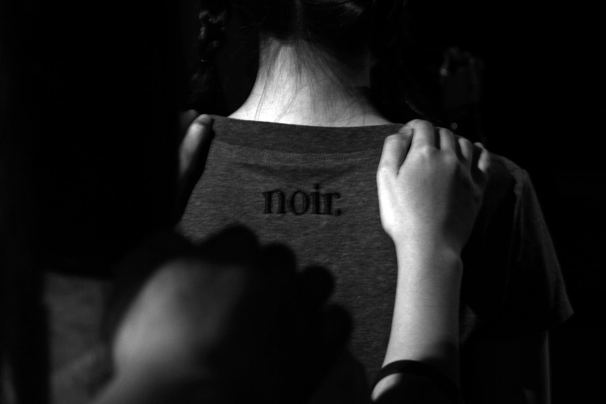 Bắt đầu từ đây khách sẽ không nhìn thấy bất cứ gì, và hoàn toàn làm theo hướng dẫn của nhân viên.  8_zing Vì các nhân viên khiếm thị quen với môi trường bóng tối nên có hướng dẫn an toàn và chính xác cho thực khách.