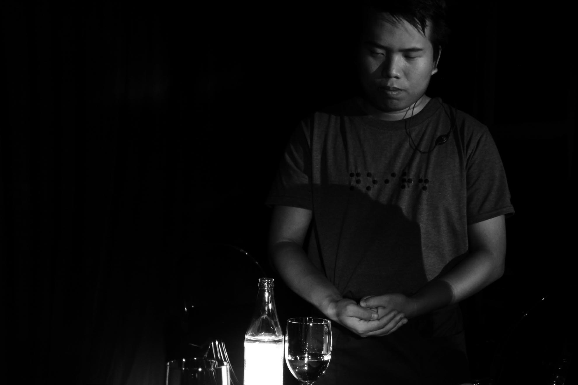 Nhà hàng có khoảng 10 nhân viên  khiếm thị phục vụ, hầu hết là sinh viên học sinh từ 20 đến 25 tuổi. Các bạn có nhiều năng khiếu thú vị như chơi đàn guitar, thổi sáo, tư vấn tâm lý. Đặc biệt có những bạn là vận động viên  cấp thành phố từng đoạt nhiều huy chương trong các kỳ thi quốc tế như nhảy xa, cờ tướng, tin học…