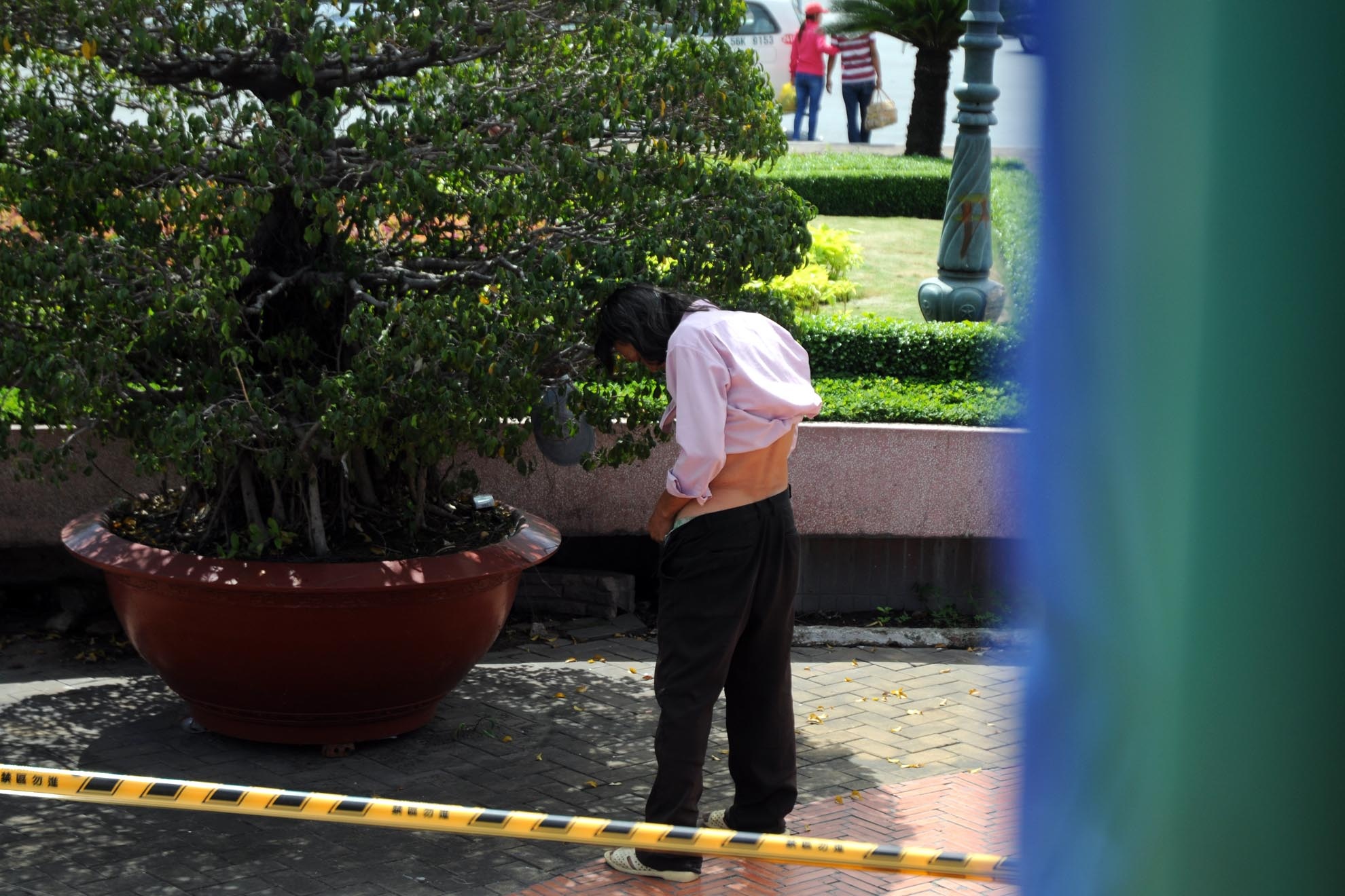 Dù lúc này có nhiều người qua lại, trong đó có cả khách du lịch nước ngoài nhưng người đàn ông vẫn chích ma túy như chốn không người.