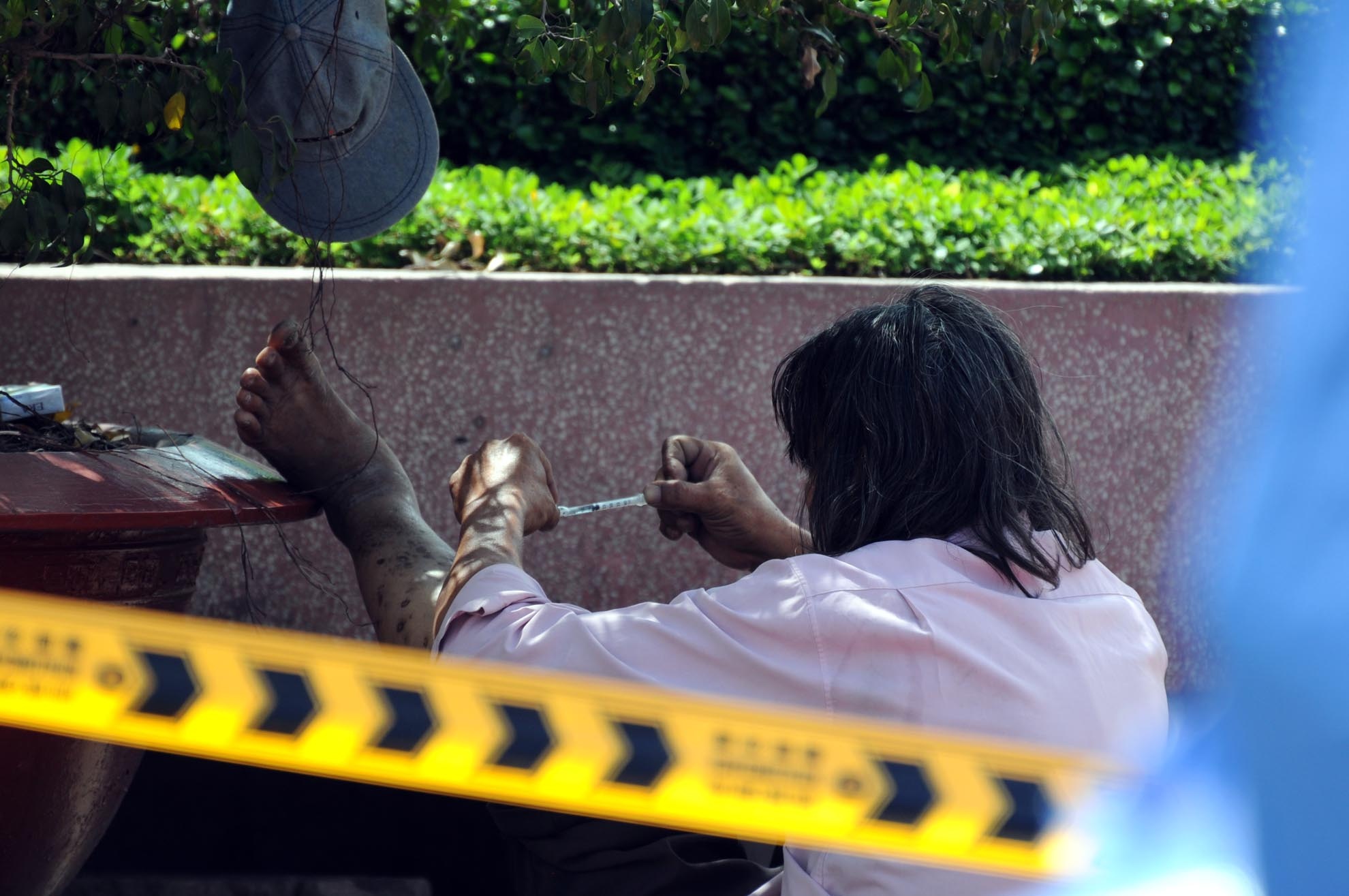 Sau khi mua ma túy, người nghiện thường tản vào các gốc cây gần đó để tiêm chích.