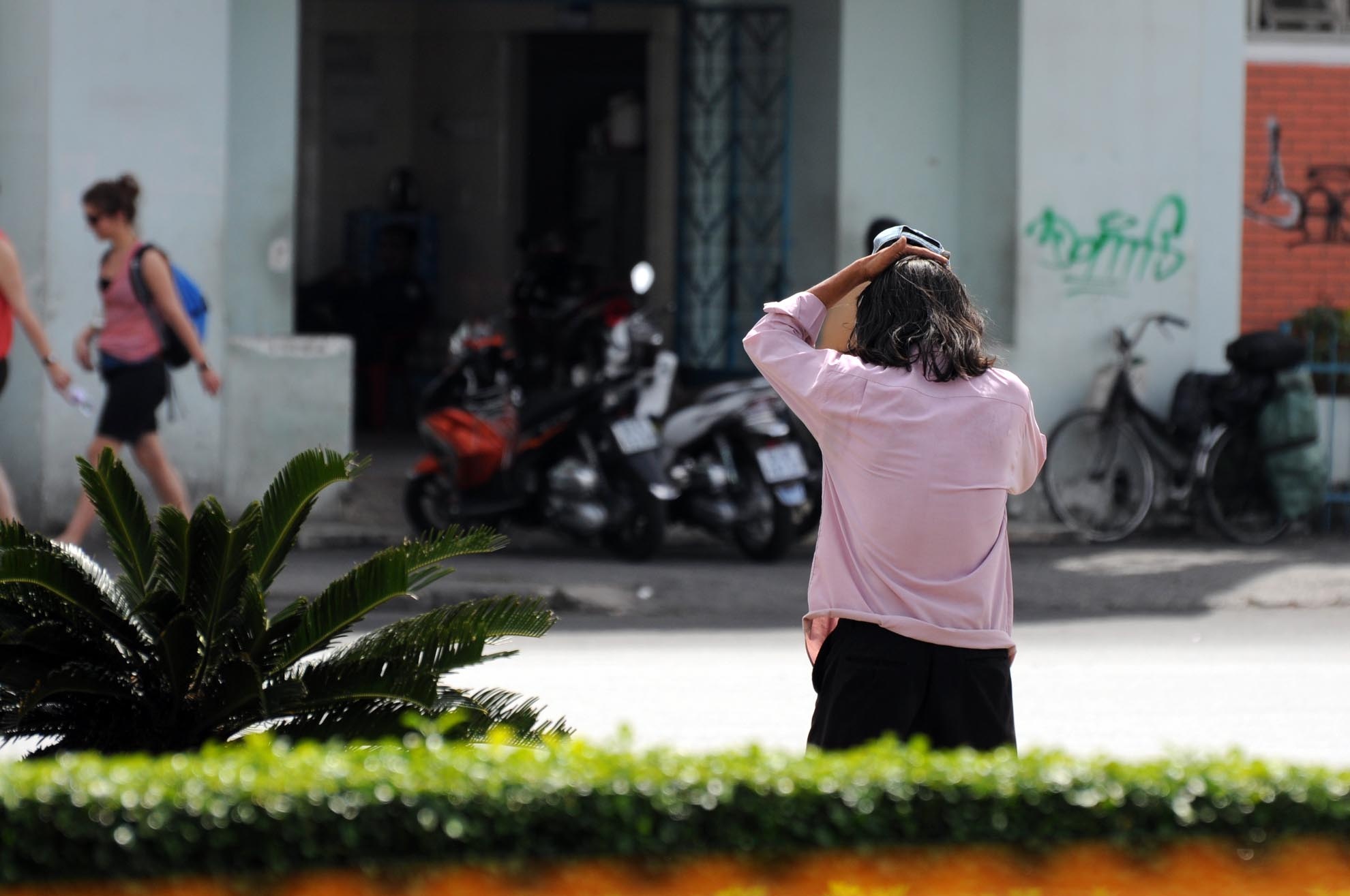 Sau đó, ông ta đi về hướng trạm xe bus Bến Thành để xin tiền người đi đường mua ma túy cho lần sau.