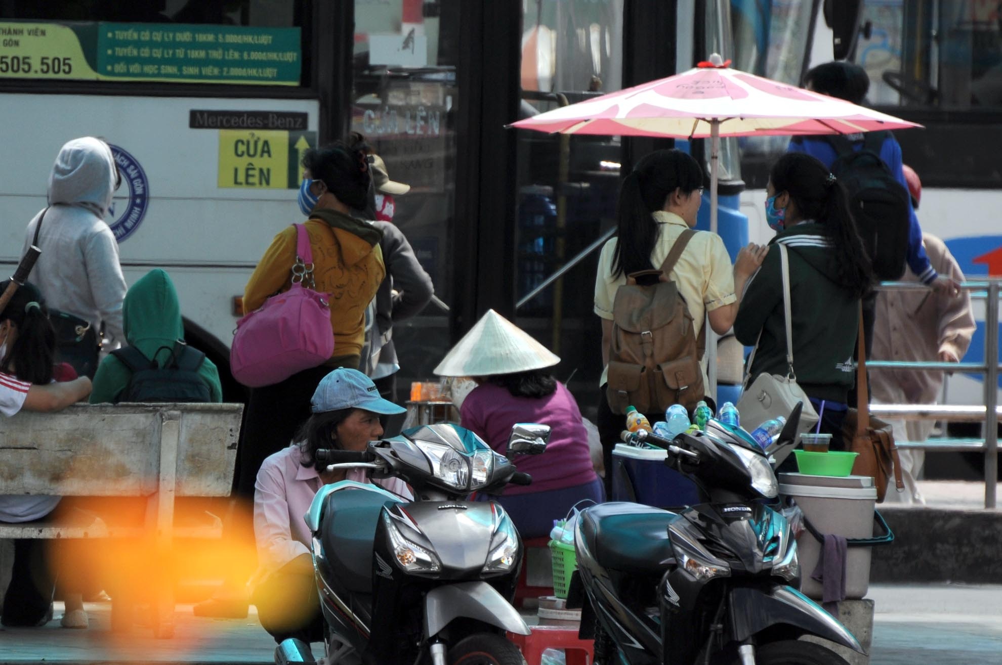 Ngay ở trung tâm thành phố, có hàng trăm con nghiện ngang nhiên chích hút như người đàn ông này.