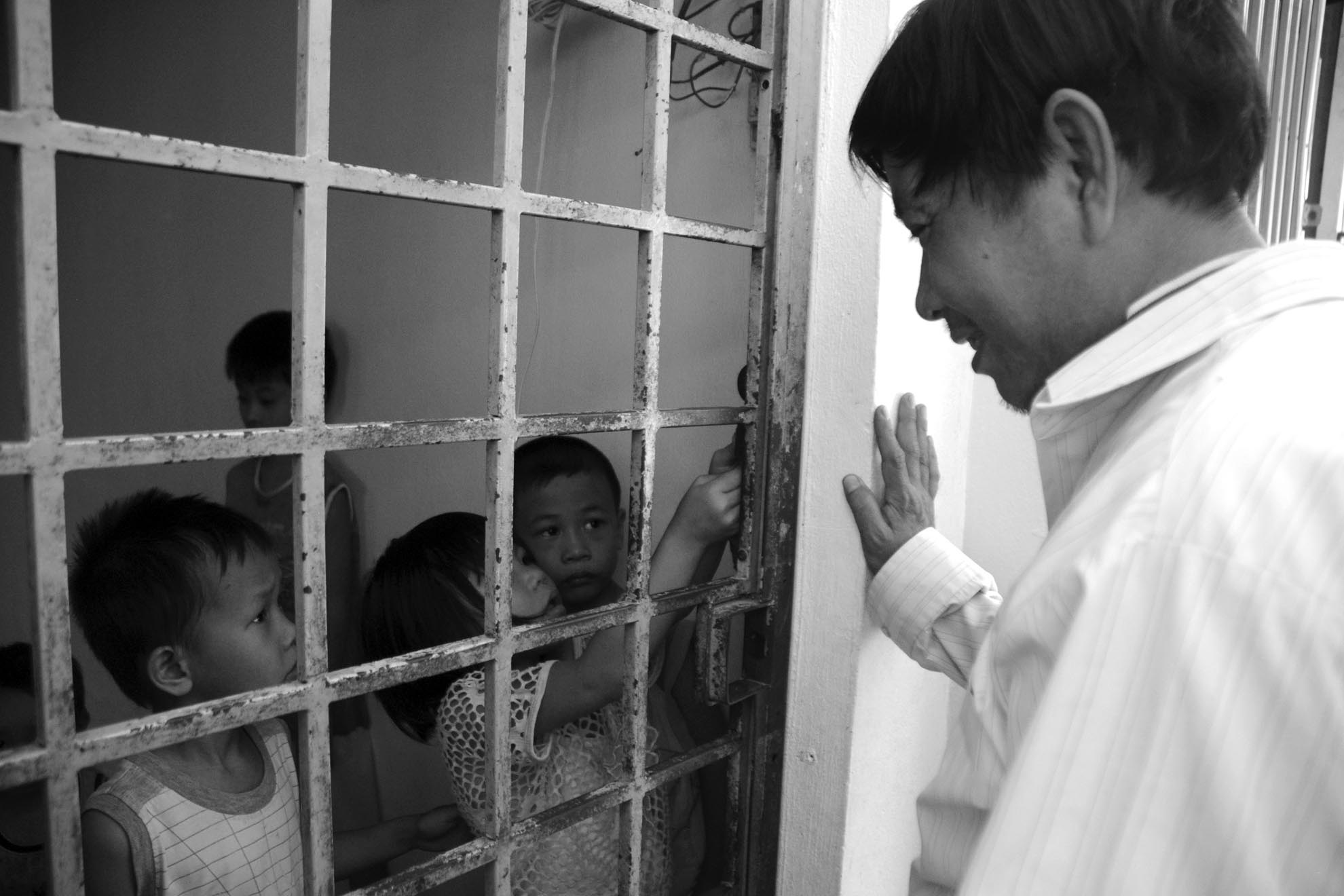 Mỗi khóa học chỉ vài ba người, cả thầy và trò đều không thấy mặt nhau. “Dạy cho người khiếm thị vất vả và khó khăn, phải cầm tay để xác định từng phím đàn. Nhiều khi dạy cả buổi trời mà họ vẫn chưa tiếp thu được”. Anh Đến tâm sự.