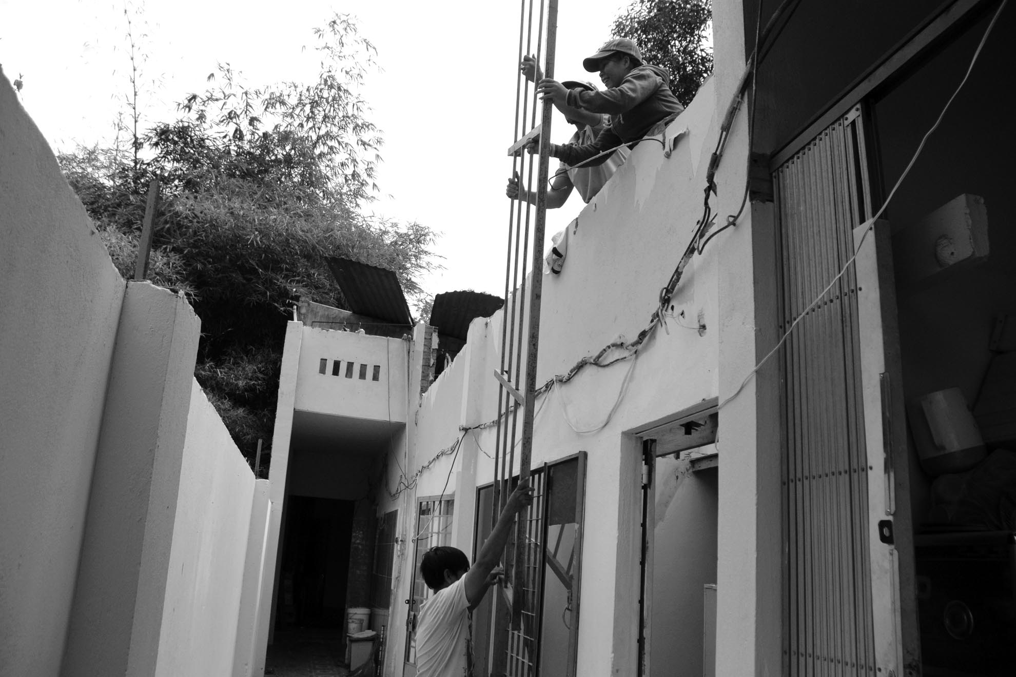 Nhưng vì tình yêu thương với những người cùng cảnh, anh quyết tâm dạy dỗ để họ có thể tự lập cho cuộc sống của bản thân bằng.