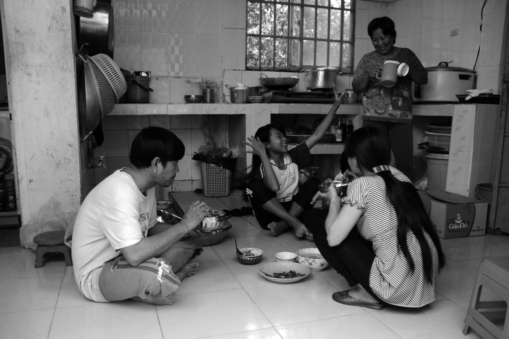 Ngoài ra, anh Đến còn thành lập mái ấm để cưu mang các em nhỏ bị bỏ rơi và người già neo đơn. Mái ấm của anh tuy không lớn, nhưng lúc nào cũng ấm tình người.