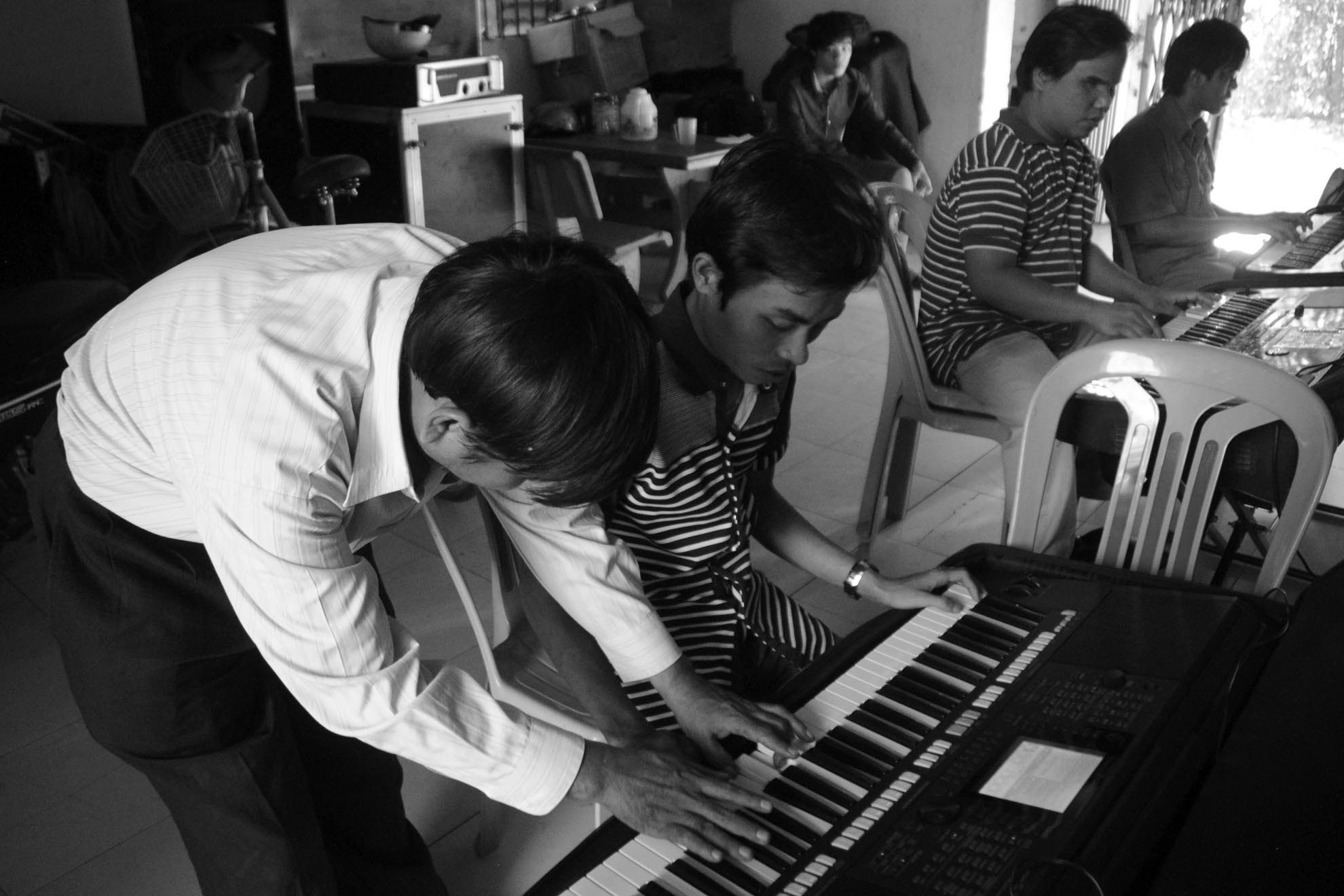 Lớp học đàn do anh Lê Văn Đến (40 tuổi) đứng lớp, nằm trong mái ấm Mây Bốn Phương ở huyện Củ Chi (TP.HCM).