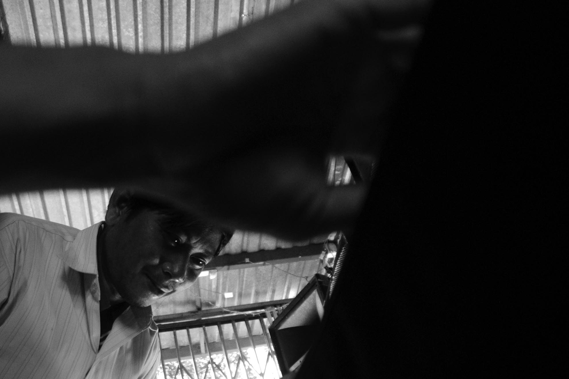 Bị khiếm thị từ nhỏ, nhưng anh Đến có tài đánh đàn nên đã mở lớp để truyền lại kinh nghiệm cho những người đồng cảnh ngộ.