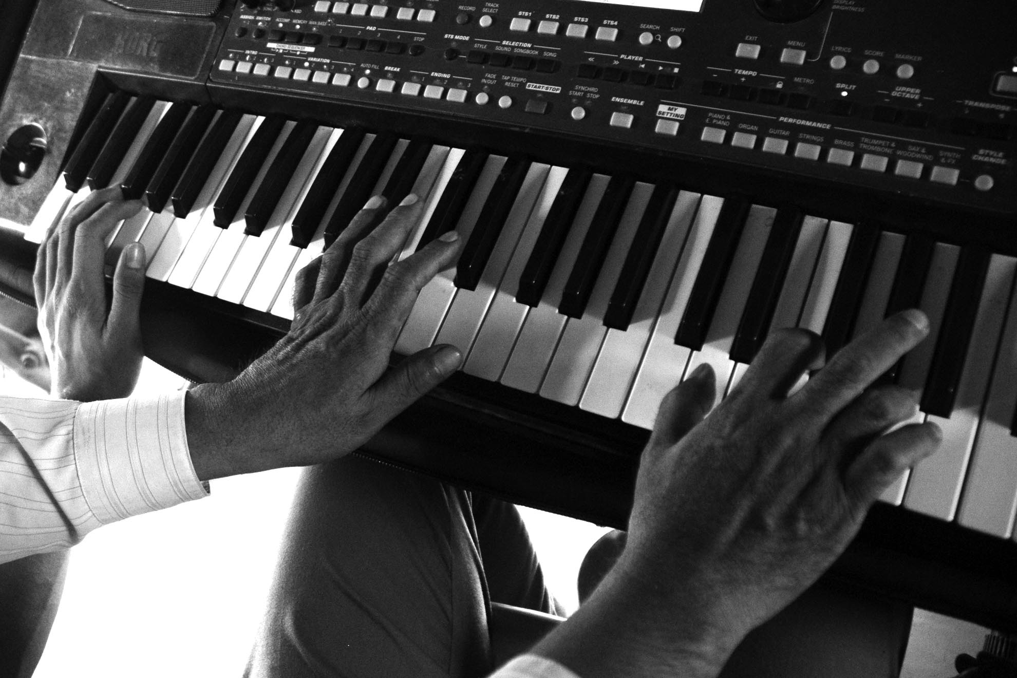 Vốn quê ở Trà Vinh, nhưng gia đình kinh tế khó khăn nên năm 13 tuổi anh đã phải lên Sài Gòn đi bán vé số kiếm tiền. Mấy tháng trời, ban ngày anh đi bán vé số, tối về lại tìm vỉa hè vắng người để ngủ.