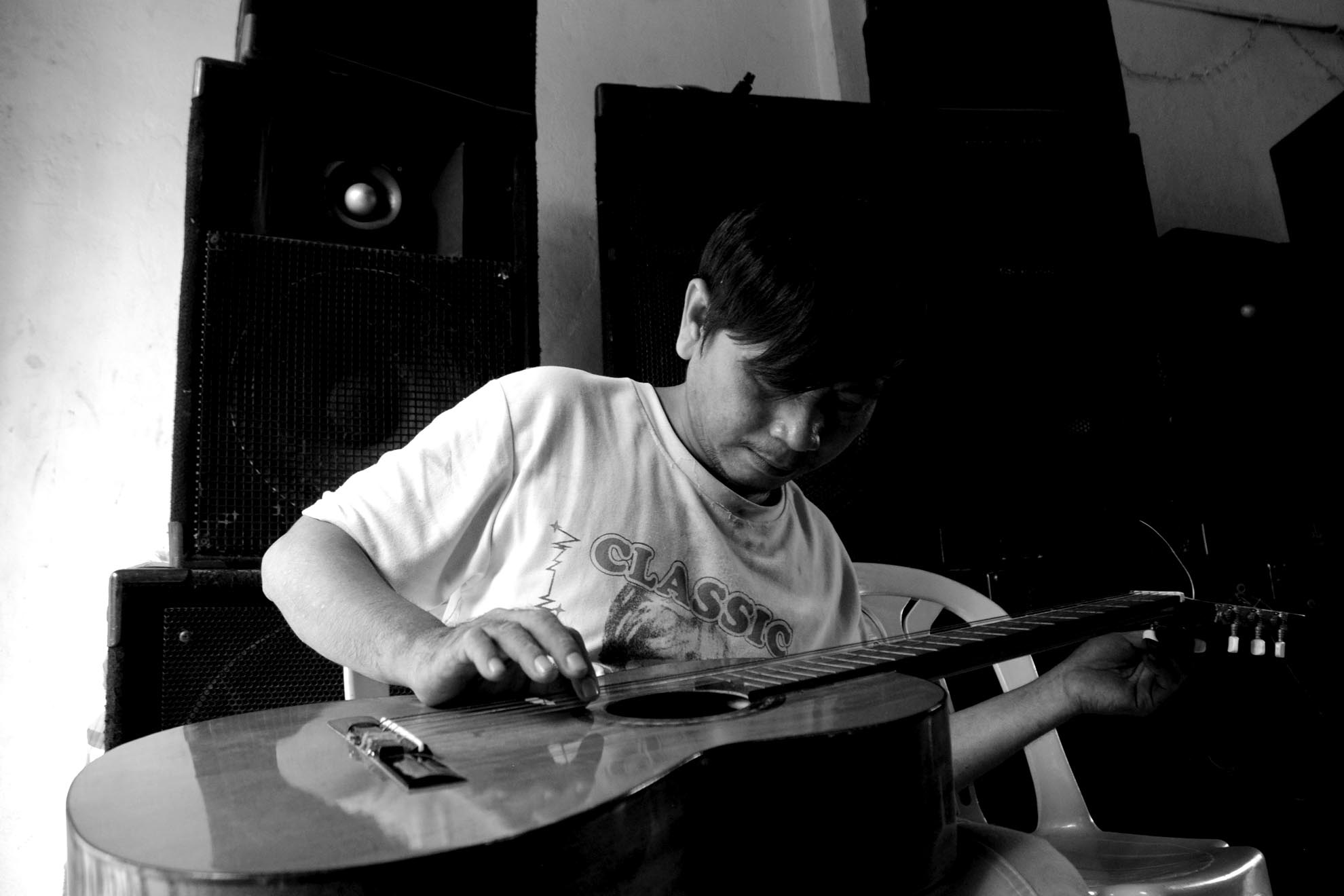 Công việc bán vé số không phù hợp với người khiếm thị như anh, khi phải dò đường đi và hay bị giật vé số. Nghĩ đến niềm đam mê, anh Đến đi tìm thầy dạy đàn để xin theo học tiếp.