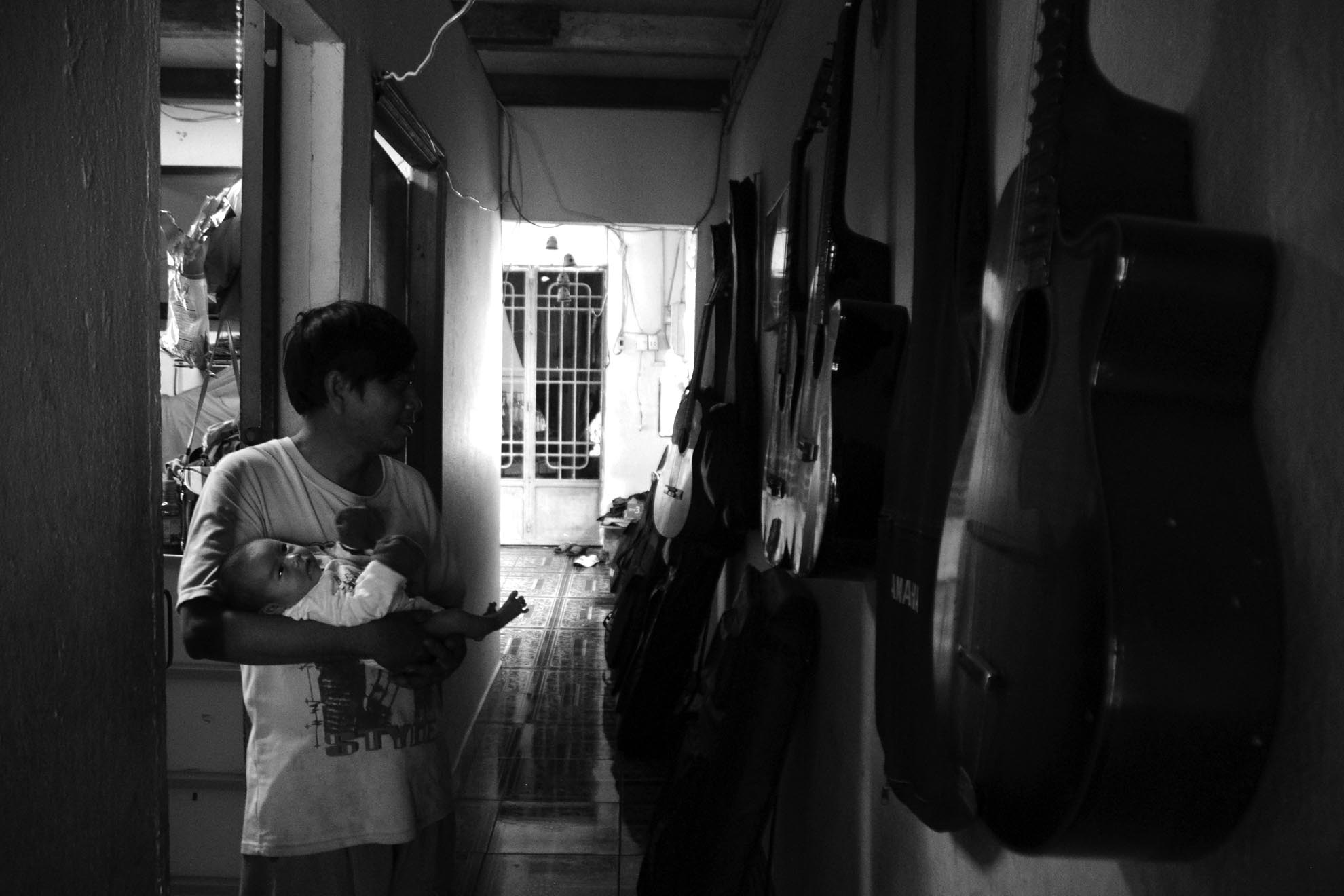 Sau khi đã đánh đàn thành thạo, anh Đến thường được mời đến các đám cưới, hội văn nghệ để chơi đàn. “Mỗi khi có người gọi, tôi phải nhờ người chở đi. Cả tuần chạy khắp nơi ít khi được nghỉ”. Anh Đến chia sẻ.