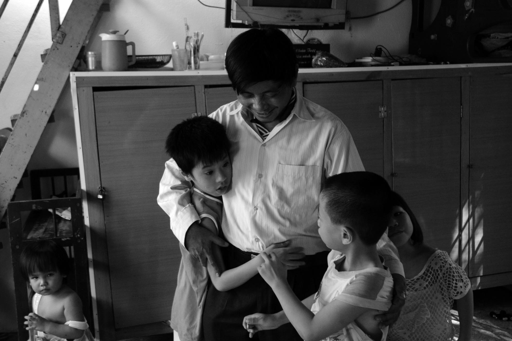 Vượt qua sự ngăn cấm của gia đình, các bạn bè và người quen cùng tổ chức đám cưới cho hai vợ chồng anh. Cả hai có với nhau bốn người con, tất cả đều lành lặn và học tốt. 