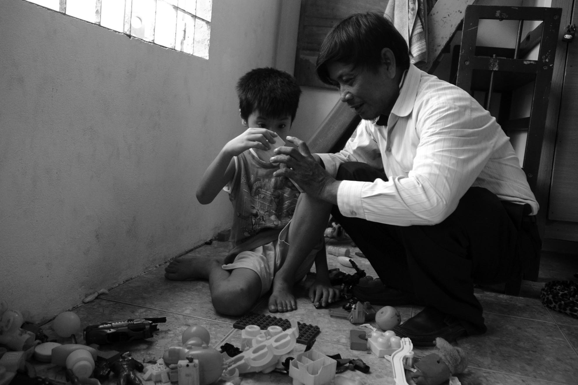 Chung sống bao nhiêu năm, anh Đến và vợ có ít vốn liếng nên về Củ Chi mua miếng đất nhỏ để ở. Trong thời gian này, anh Đến thấy nhiều người khiếm thị không có công ăn việc làm, mà mình lại có ít kiến thức về đàn hát nên anh nảy ra ý định dạy cho họ.