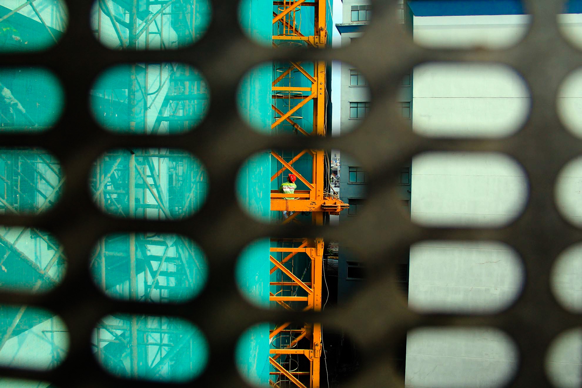 Vì vậy thường công nhân lại cần trục tháp sẽ làm 15 ngày mỗi tháng để đảm bảo an toàn về sức khỏe cũng như sự cân bằng tâm sinh lý tự nhiên.