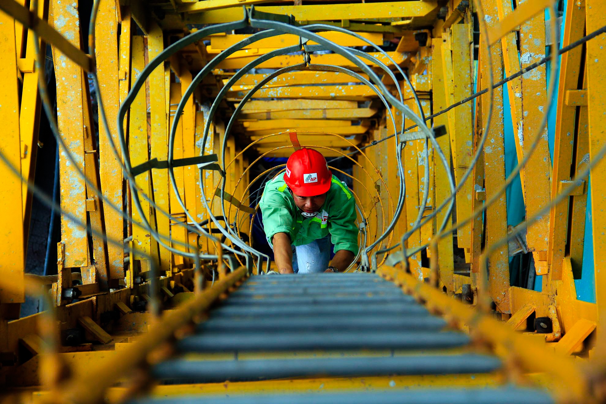 Mỗi sáng sớm anh sẽ leo bộ lên cẩu tháp để bắt đầu một ngày làm việc của mình.