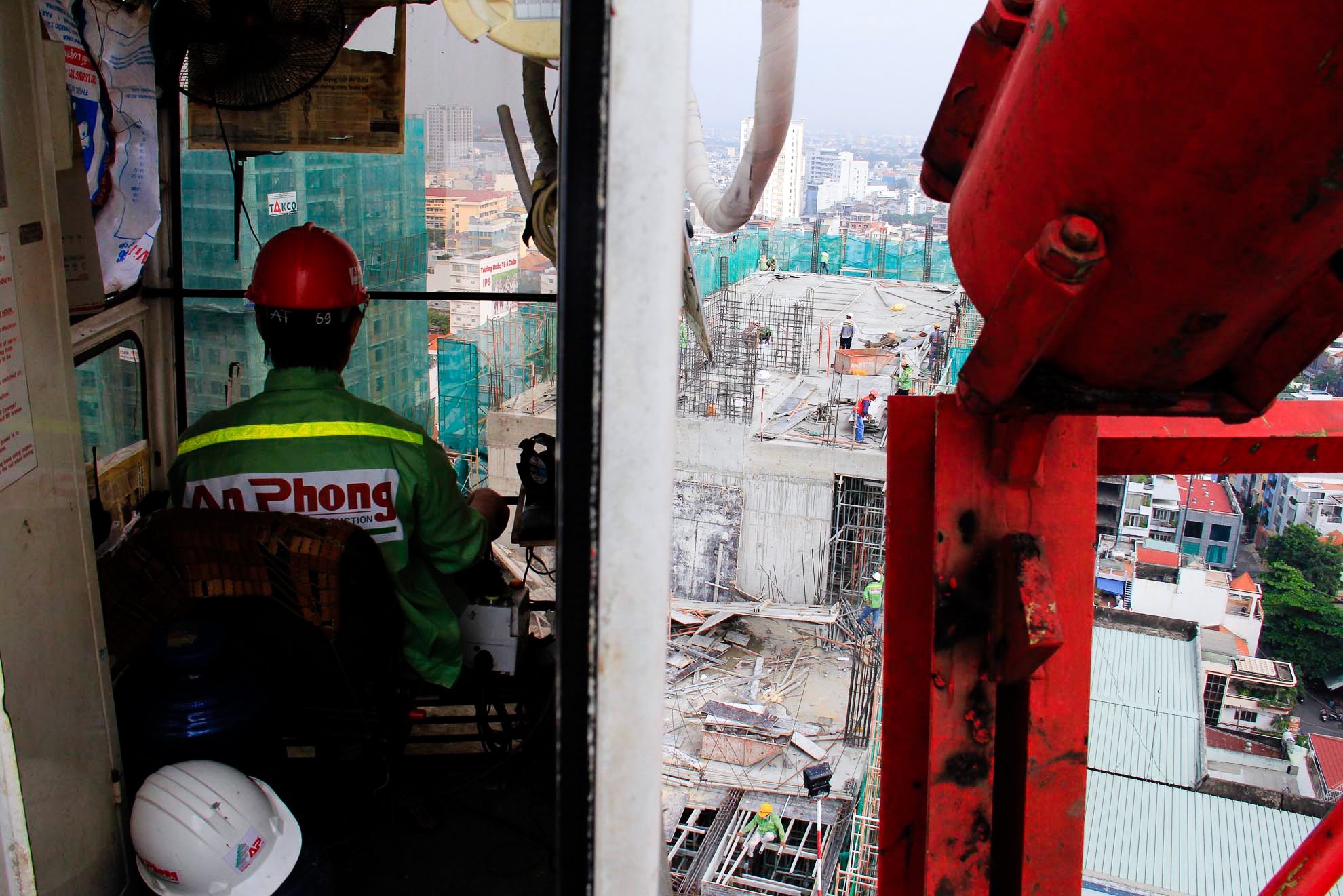 Cần trục tháp là một thiết bị khổng lồ và phức tạp, mọi sơ xuất nhỏ đều có thể gây hậu quả lớn vì vậy các yếu tố an toàn luôn được  coi trọng như: vị trí lắp tháp không lún sụt, chắc chắn, cáp, phanh thường xuyên kiểm tra, cabin, cửa sổ phải được chiếu sáng đầy đủ.