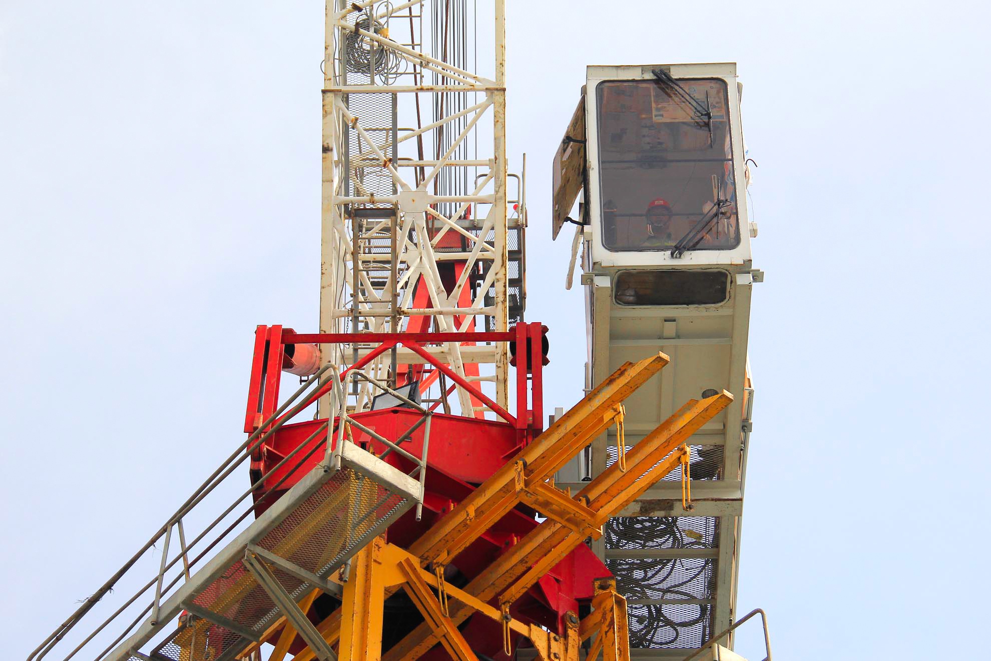 Người điểu khiển cần trục tháp phải có đầy đủ các chứng chỉ đào tạo chuyên môn, sức khỏe, được cấp phép hoạt động, tuân thủ chặt chẽ các quy định an toàn vận hành.