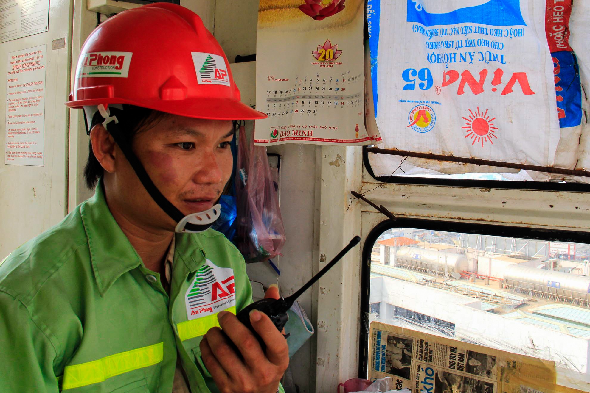 Anh Nguyễn Tấn Trình người Tư Nghĩa, Quảng Ngãi năm nay 30 tuổi có hơn 5 năm kinh nghiệm lái cẩu tháp chia sẻ chân tình về “nghề đặc biệt” này.