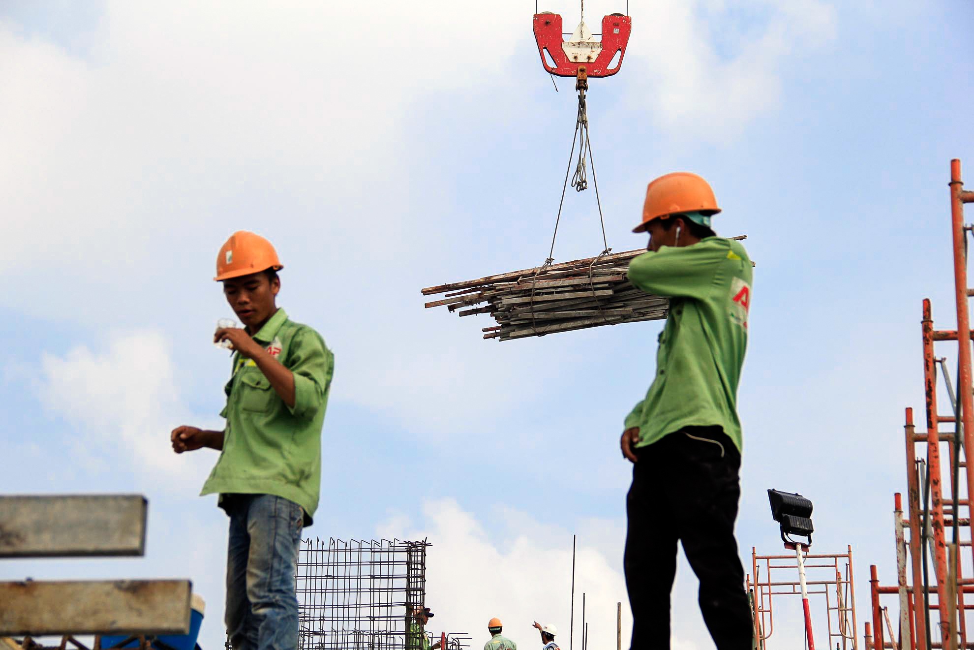 Trước khi lái cần trục tháp  anh phải  học qua các lớp nghiệp vụ chuyên môn, sau đó sẽ làm một thời gian ở vị trí phụ điểu khiển bộ đàm trên công trình, hướng dẫn cho lái chính.