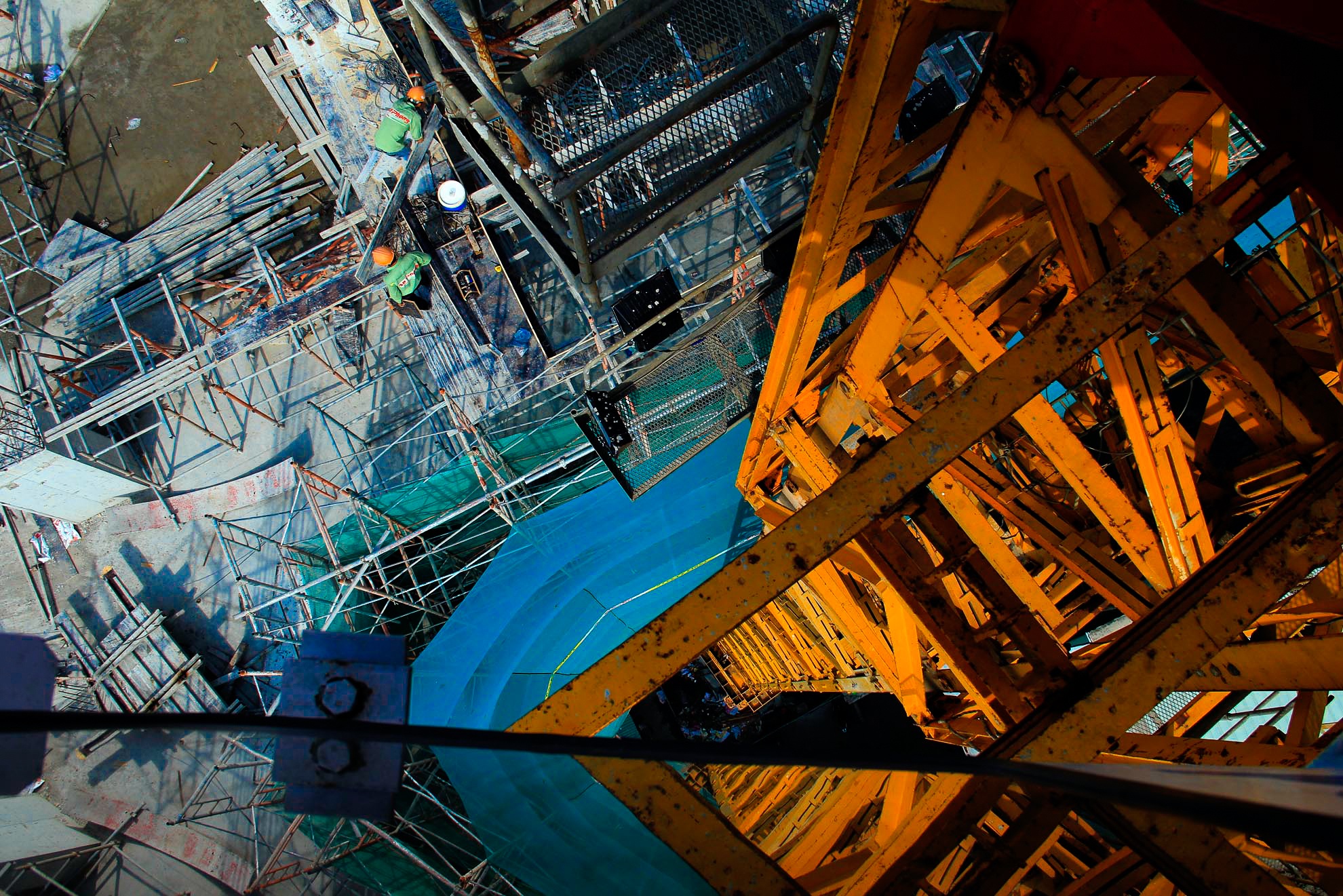 Công việc cụ thể như: Kiểm tra nguyên vật liệu khi móc vào cẩu phải đảm bảo chắc chắn, an toàn.  Chọn cáp xích phù hợp trọng lượng kích thước tải, quy định tín hiệu với người điểu khiển cần trục,  biết vùng nguy hiểm của thiết bị nâng để cảnh báo.