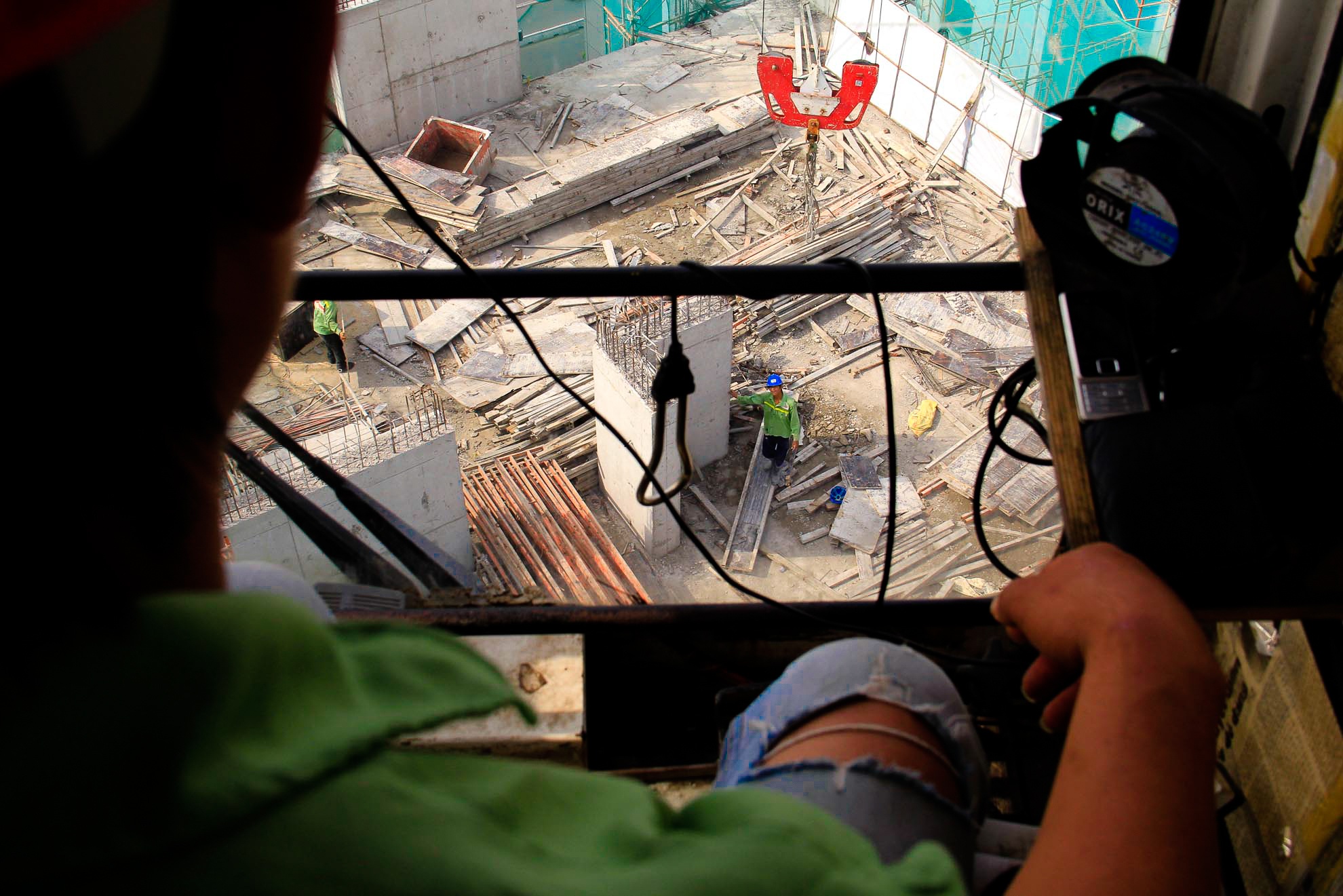 Đối với nghề này có nhiều nguy hiểm và áp lực như leo lên cần trục tháp để làm việc. Làm việc thường xuyên trên cao, chịu nắng gió khắc nghiệt, luôn ở trạng thái tập trung cao độ để đảm bảo an toàn.