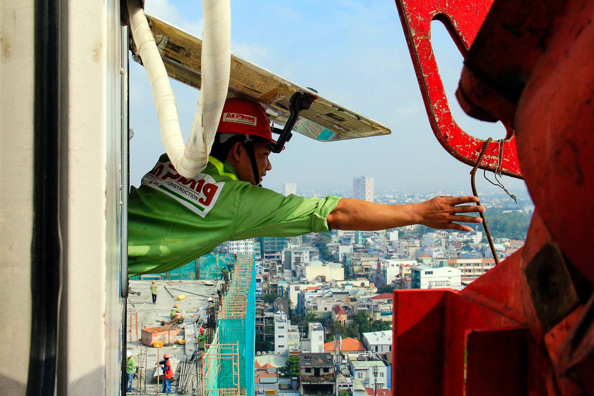 Bên cạnh đó người làm việc trên cần trục tháp lâu ngày phải đối mặt với “cô đơn” vì ít có dịp trao đổi trò chuyện cùng đồng nghiệp