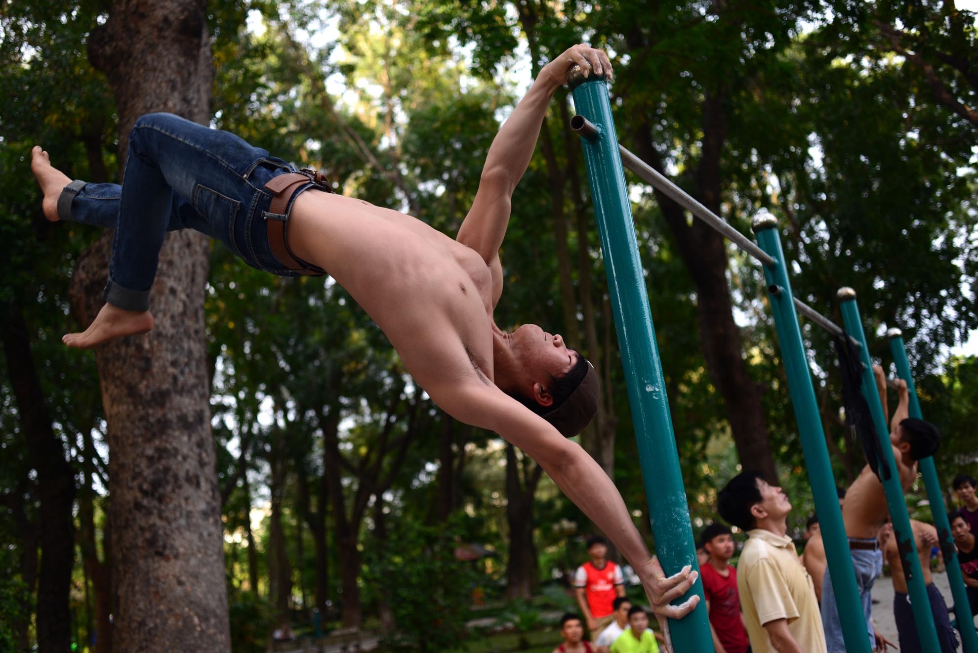 Ngoài những kỹ thuật cơ bản như sử dụng sức mạnh cơ tay để nhấc bổng hai người lên không, đi bộ trên không..