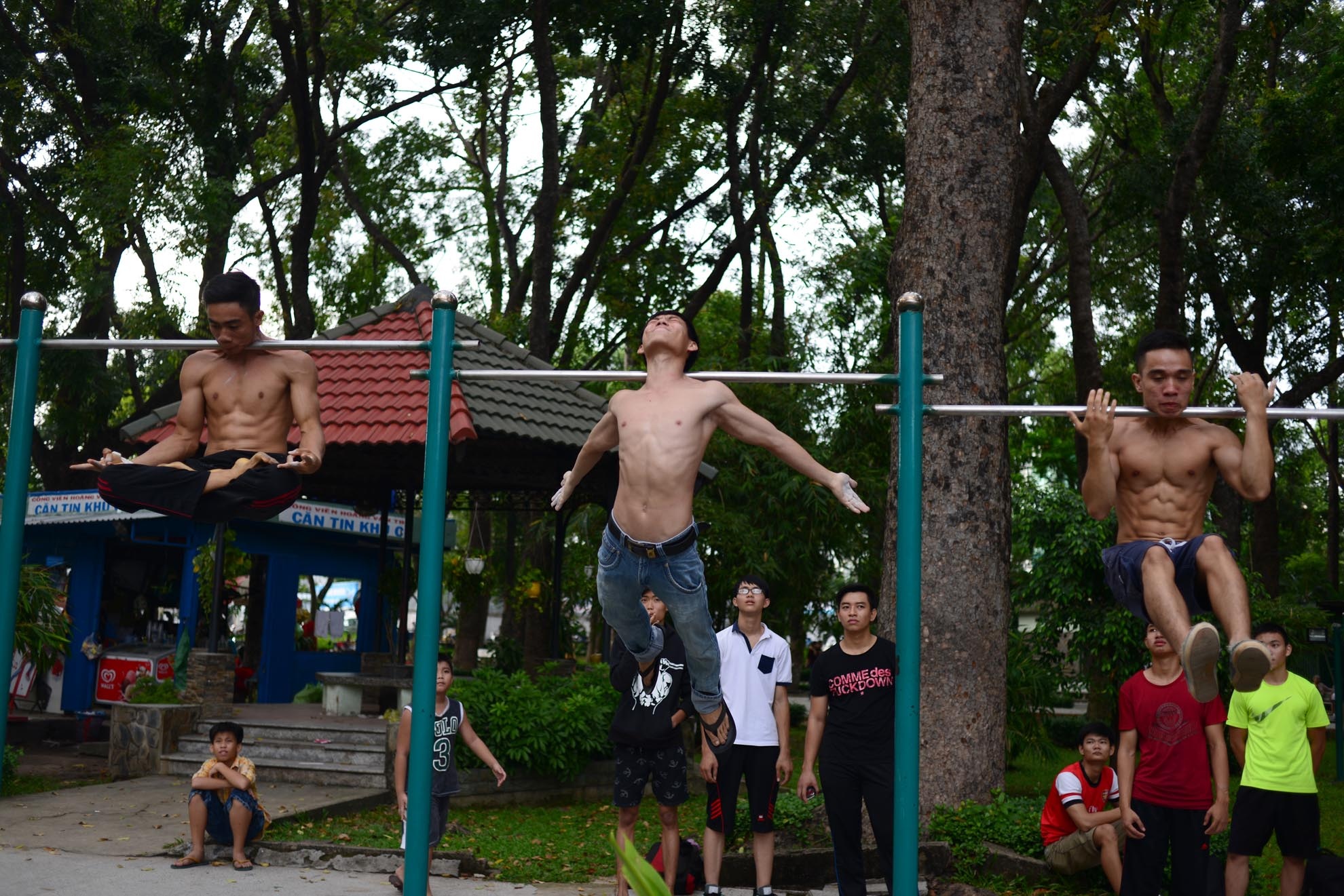 Môn thể thao Street Workout chia làm hai phần tập cơ bản và nâng cao. Những người mới tham gia sẽ được các thành viên có kinh nghiệm hướng dẫn các bài tập. Trong ảnh: Nhóm Sài Gòn Calisthenics đang thực hiện động tác treo người trên xà bằng gáy.