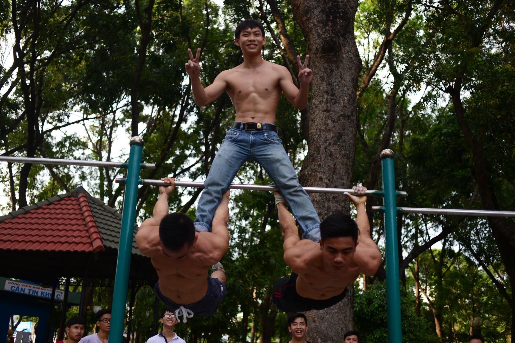 Với bộ môn thể thao đường phố này, việc tập luyện cần có sự kết hợp ăn ý giữa các thành viên. “ Các thành viên trong nhóm kết hợp thực hiện các động tác, điều này giúp sự gắn kết và chia sẻ lẫn nhau”. Anh Hùng, nhóm Sài Gòn Calisthenics cho biết.