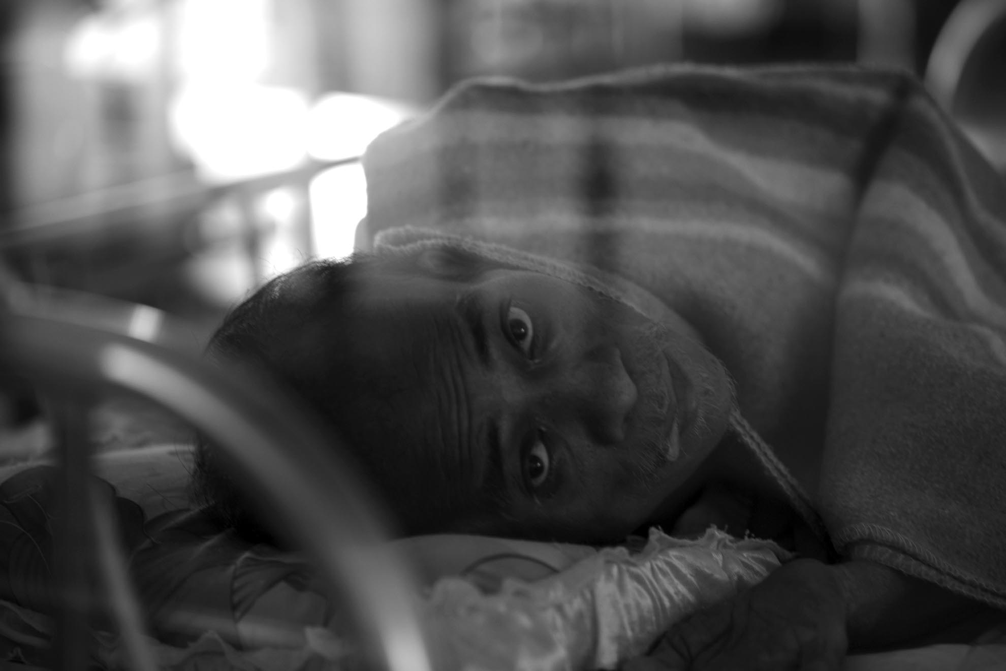 Ánh mắt thẫn thờ của bệnh nhân lớn tuổi đã nằm trong bệnh viện mấy năm nay chưa được một lần người nhà vào thăm.