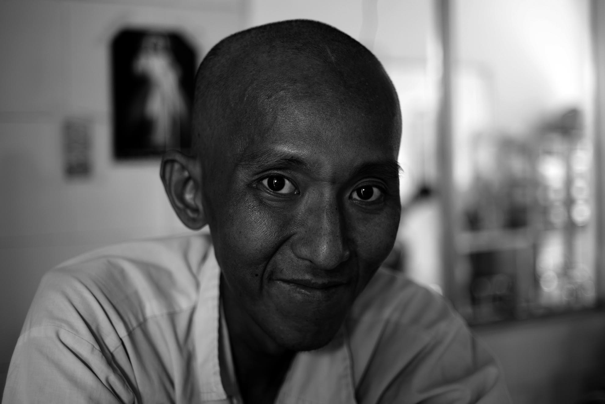 Mỗi bệnh nhân trong bệnh viện có hoàn cảnh và số phận khác nhau, nhưng vì mang trong mình căn bệnh thế kỷ.