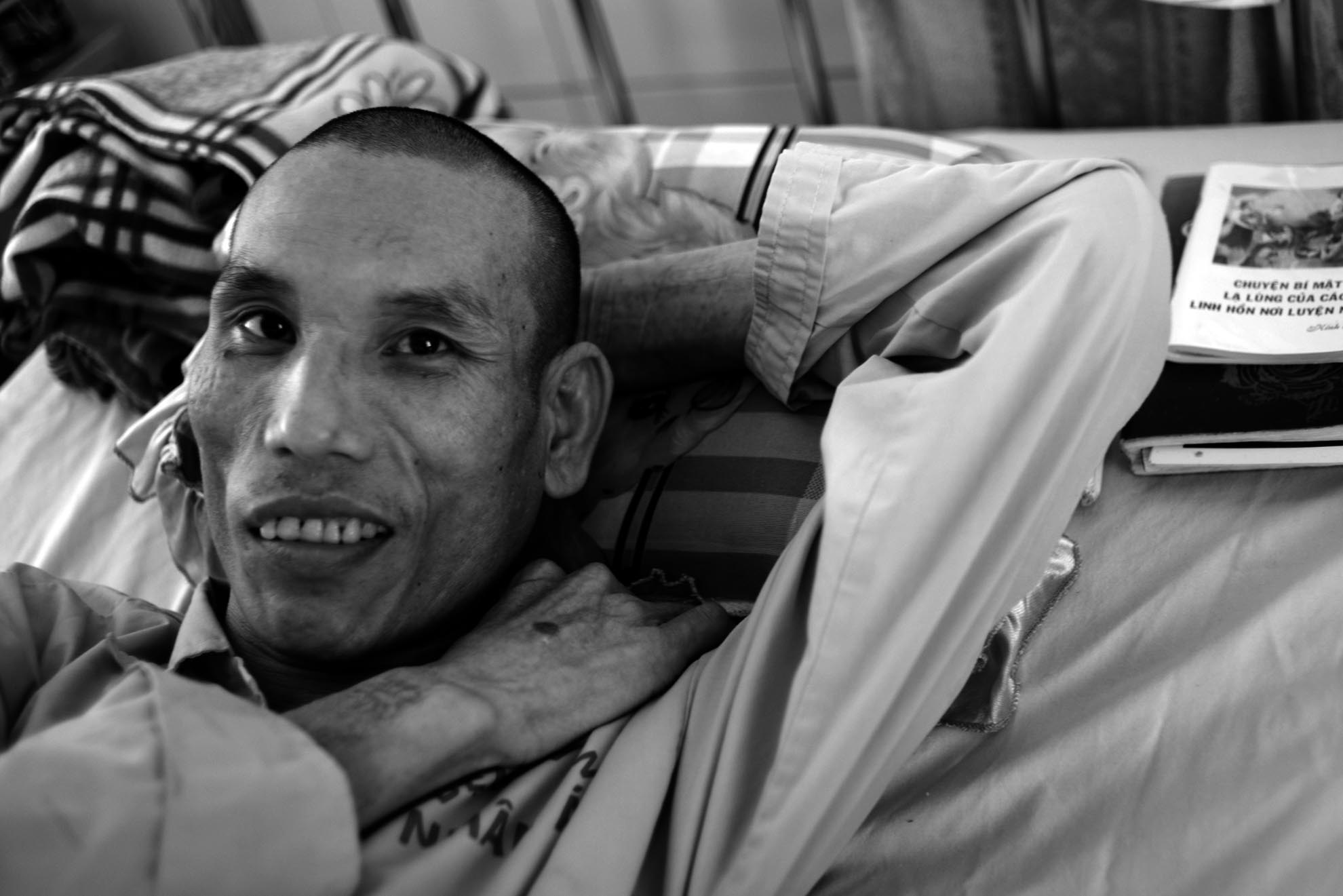 Các bệnh nhân điều trị ở đây đủ mọi lứa tuổi và thành phần. Có người chỉ mới tuổi đôi mươi, có bệnh nhân thì đã luống tuổi. 