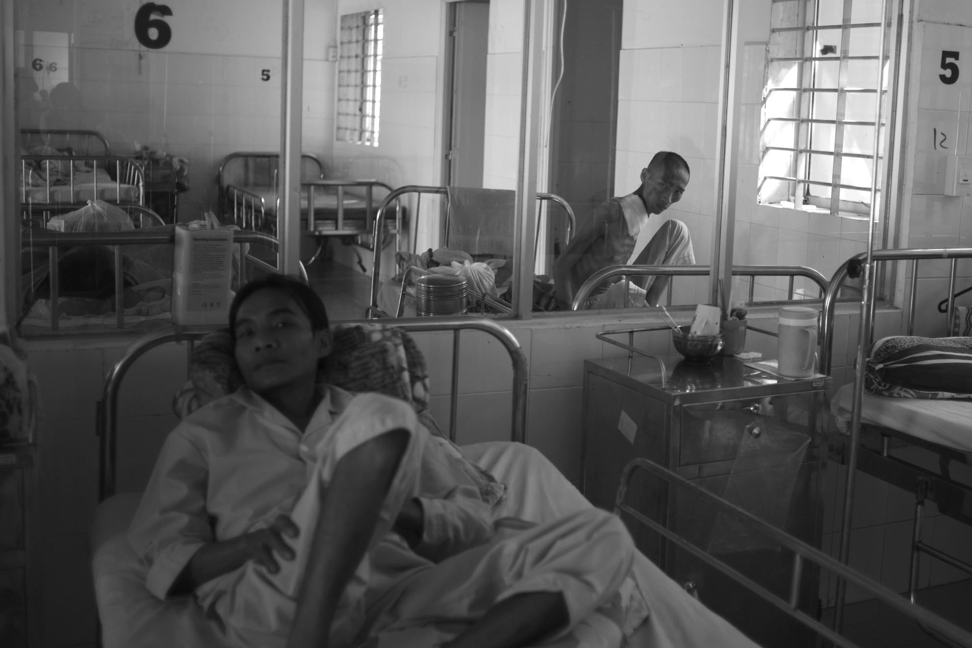 Cũng có nhiều bệnh nhân, chỉ vì vô tình mà mắc phải căn bệnh khiến cuộc sống của họ như đi vào ngõ cụt.