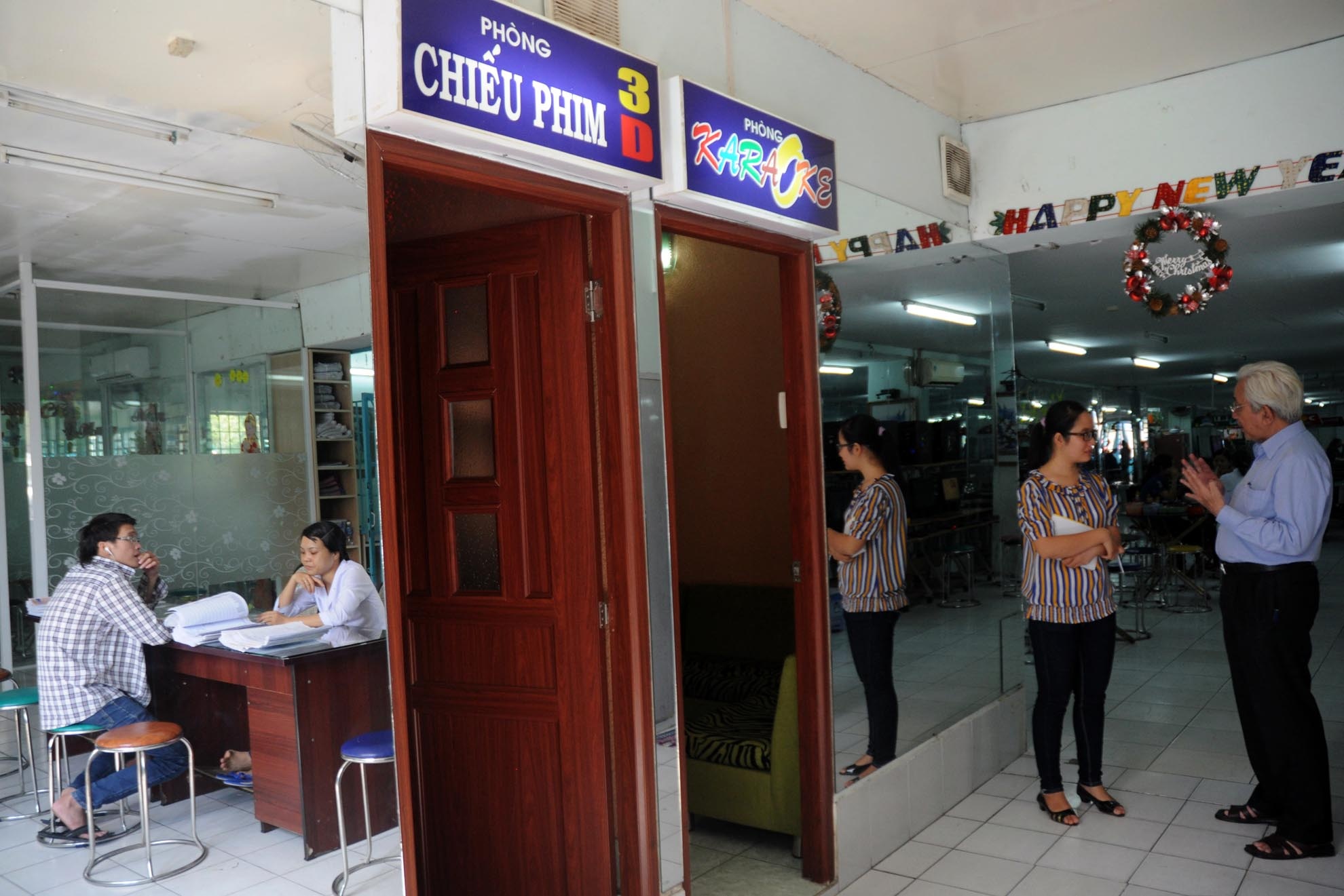 Ngoài ra, trung tâm còn đầu tư khu vui chơi giải trí cho các học viên khi vào điều trị chấm dứt cơn nghiện như bàn Bi-a, hồ bơi, phòng xem phim….