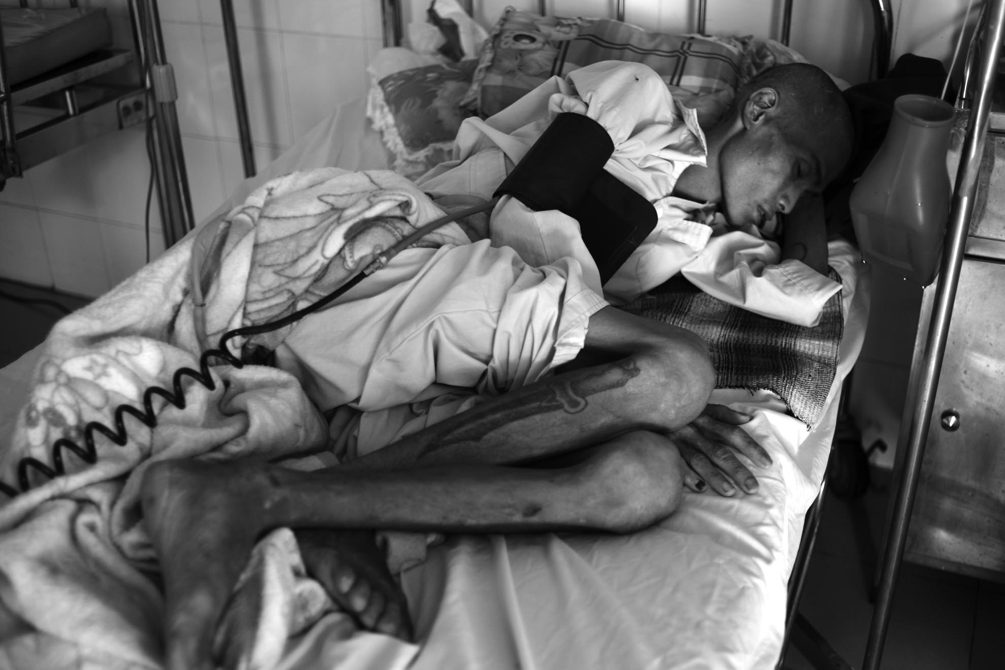 Họ đều mang trong người căn bệnh HIV/AIDS, nên rất quan tâm và chia sẻ với nhau.