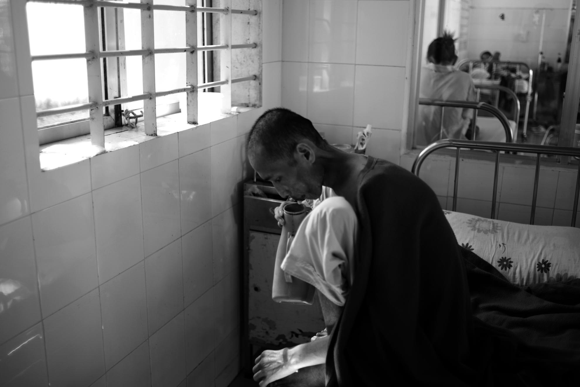 Có bệnh nhân mới chuyển tới bệnh viện được mấy tháng đã ra đi. Cũng có người kéo dài sự sống tới mấy năm trời.