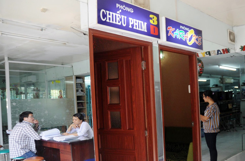 Be boi, chieu phim 3D o trung tam cai nghien Sai Gon hinh anh