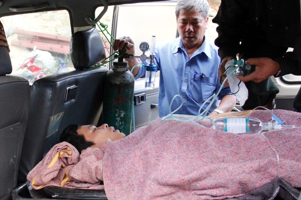 Xe cấp cứu với đầy đủ thiết bị y tế chờ sẵn đưa nạn nhân về bệnh viện Lâm Đồng ngay trong chiều 19/12.