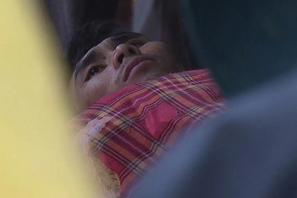 Ánh mắt ngấn nước của một nạn nhân do xúc động và mừng rỡ.