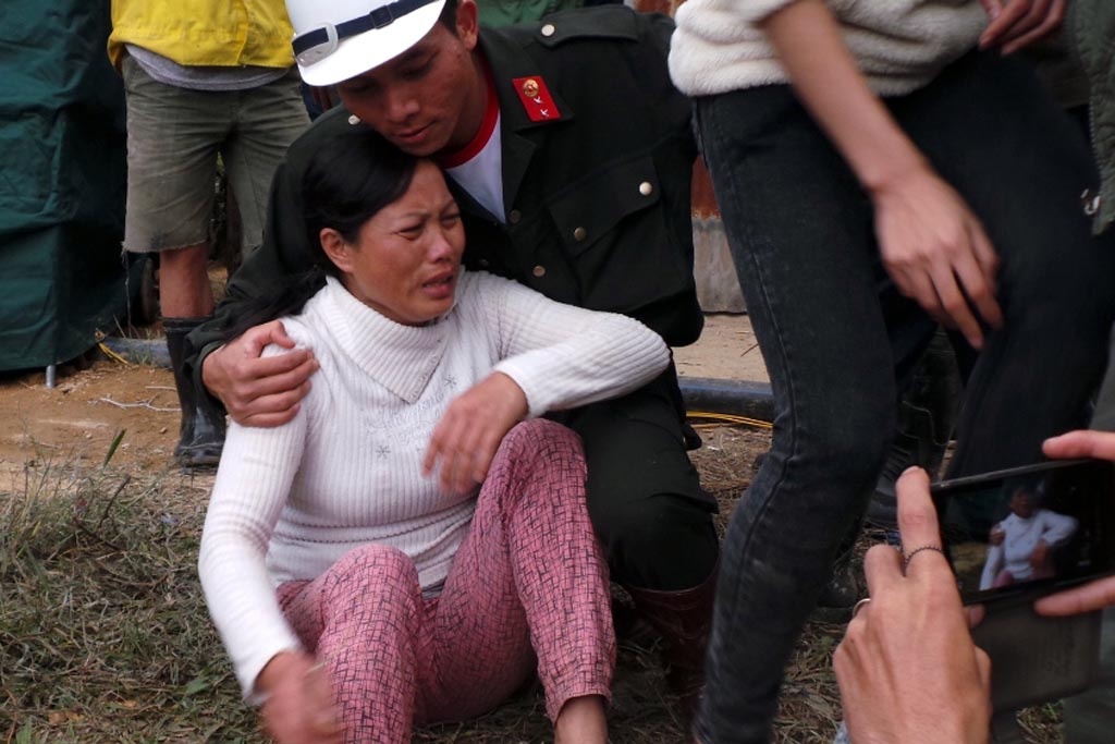 Một thân nhân của các nạn nhân oà khóc vì mừng vui.