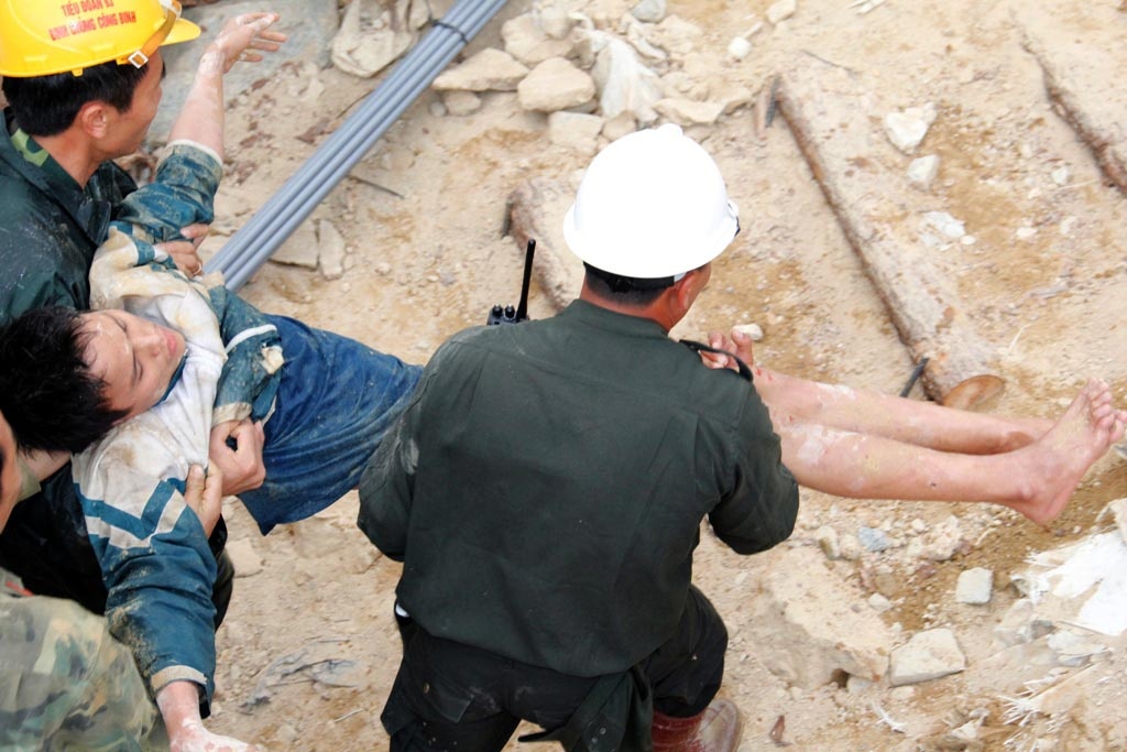 Những người được đưa ra đầu tiên trong sự bất ngờ bởi dự tính của ban chỉ đạo cuộc cứu hộ là phải đến hết đem ngày 19, sáng ngày 20 mới có thể hoàn thành.