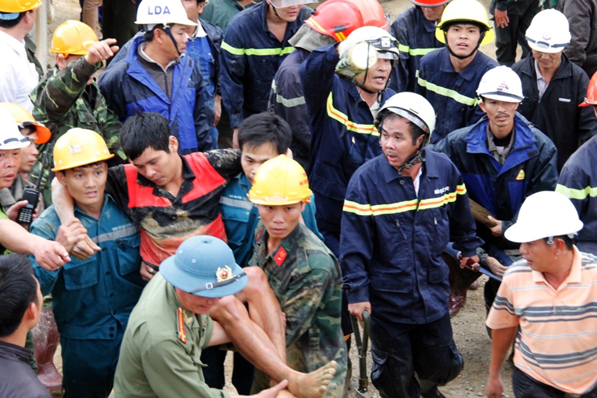 Một số người do mất nhiệt và căng thẳng nên đã suy kiệt được cáng ra trạm cấp cứu.