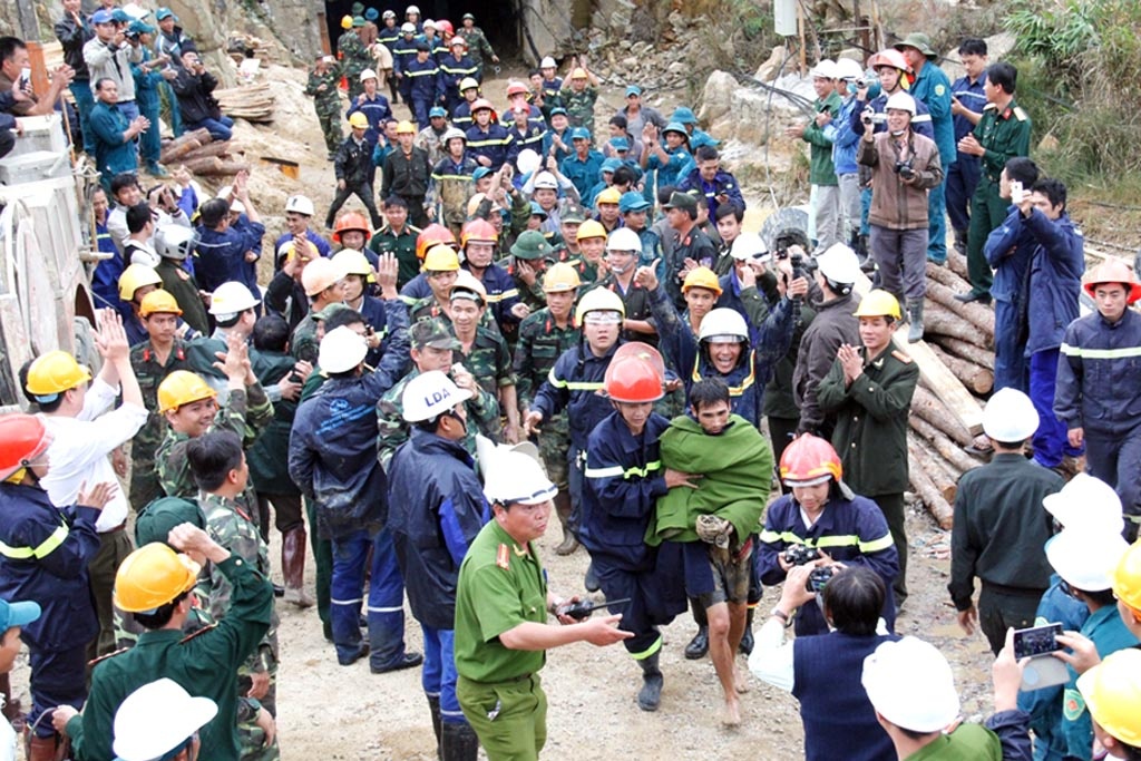 Những nhân viên cứu hộ dìu nạn nhân ra khỏi hiện trường trong sự cổ vũ reo hò của hàng trăm người.