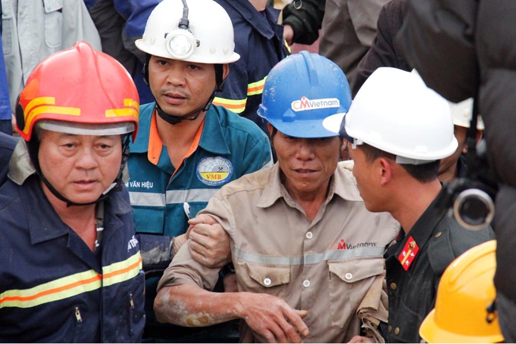 Một nạn nhân được tới 3 người dìu đi.