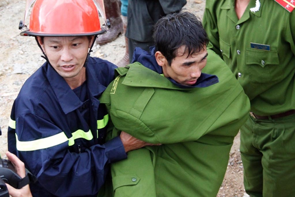 Tấm áo ấm của một chiến sĩ công an khoác vội cho người công nhân đang run rẩy vì mất nhiệt.