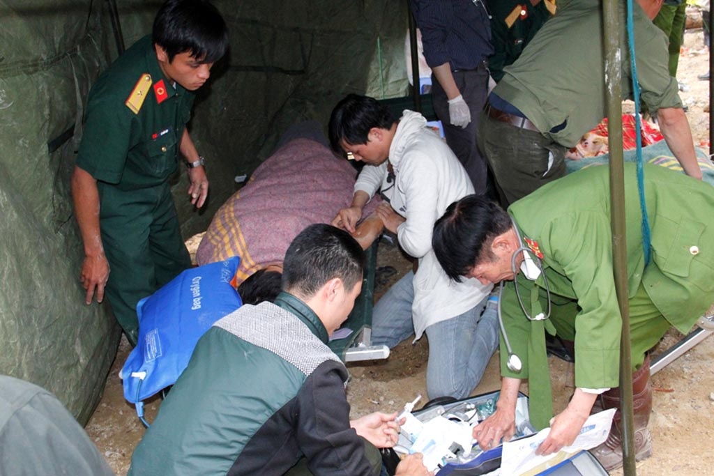 Các bác sĩ khám cho những người vừa thoát khỏi lưỡi hái tử thần trở về trước khi đưa họ đến bệnh viện.