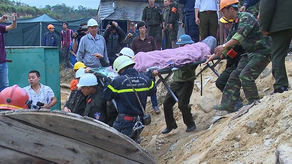 Các lực lượng cứu hộ khẩn trương đưa nạn nhân về các trạm cấp cứu dã chiến được dựng sẵn ngay ở hiện trường.