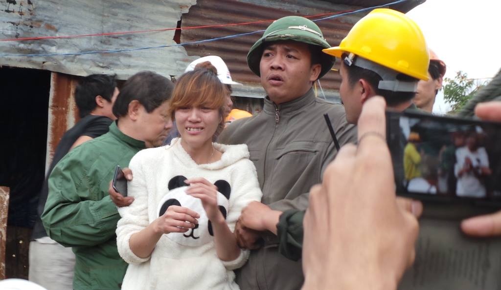 Một thân nhân của các nạn nhân oà khóc vì mừng vui.