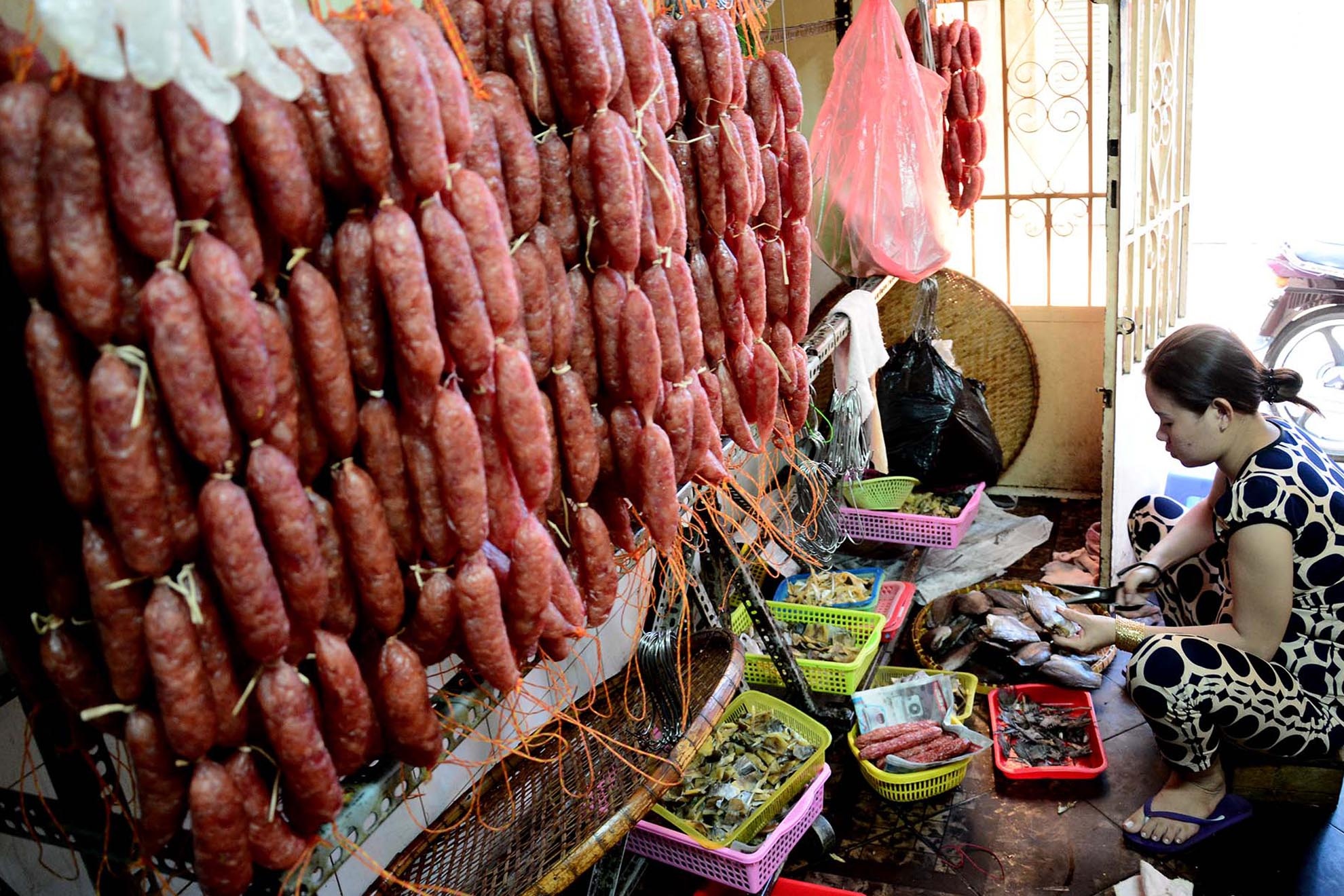 Chợ Campuchia hiện có gần 200 hộ kinh doanh, trong đó có đến 70% là Việt kiều Campuchia hoặc người Campuchia chính gốc) tham gia buôn bán.