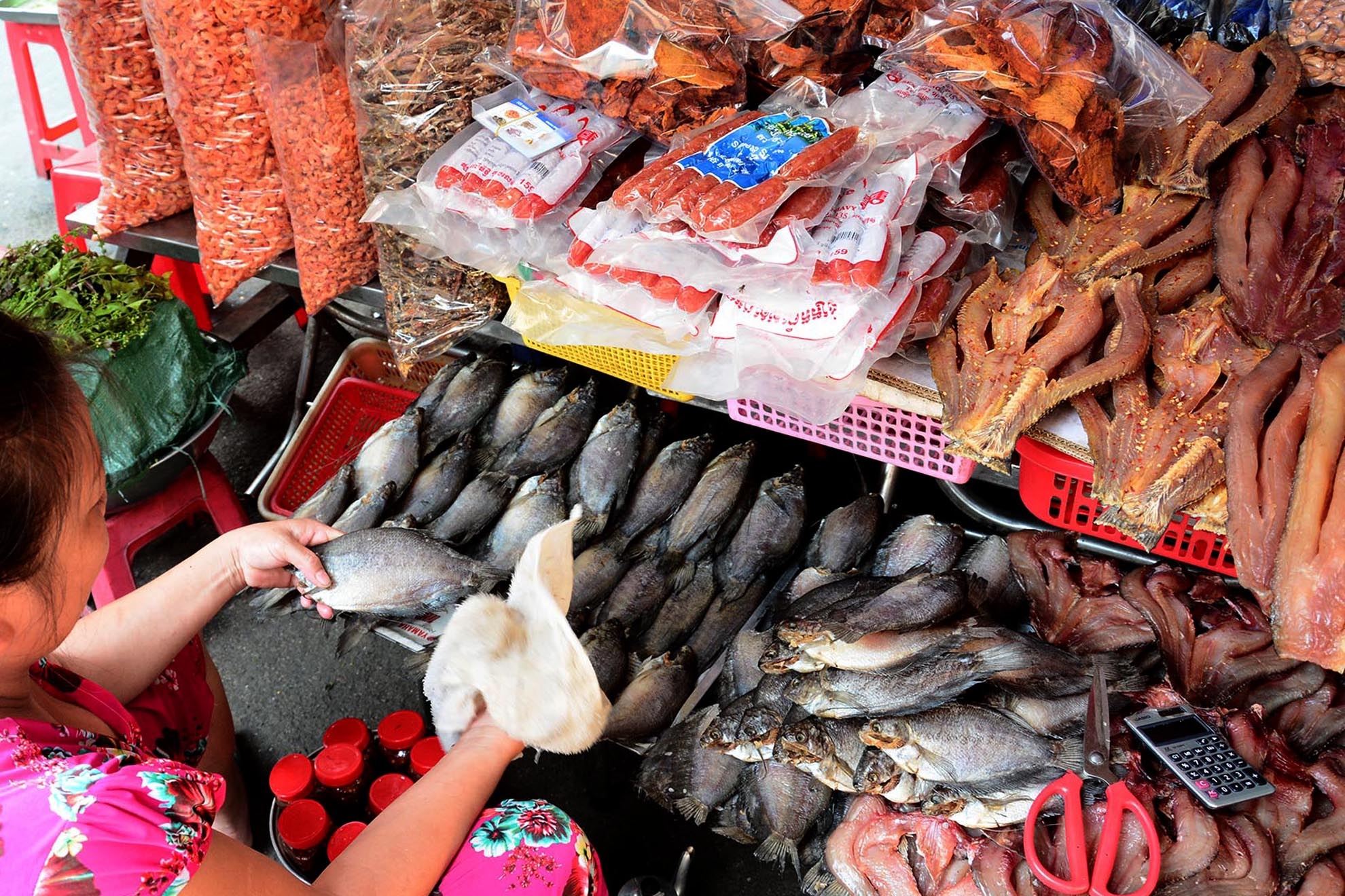 Thực phẩm được bày bán ở đây vô cùng phong phú với những cái tên rất lạ với những du khách lần đầu đến đây như: Cá trèn, mắm bò hóc, bún num bò chóc, đường thốt nốt, lá sầu đâu…