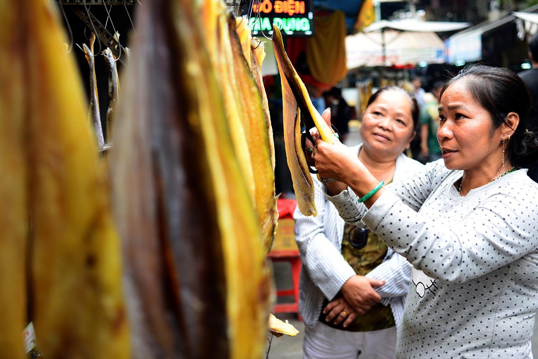 Sản phẩm nổi bật ở chợ là khô cá tra Biển Hồ có giá 270 ngàn đồng/kg, một đặc sản nổi tiếng của Campuchia có màu sắc và hương vị rất hấp dẫn.